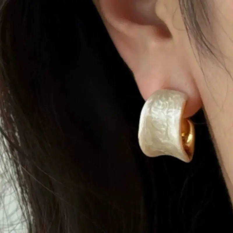 Autumn and winter geometric concave convex flowing light cream white enamel drip glaze C-shaped earrings light luxury niche acce