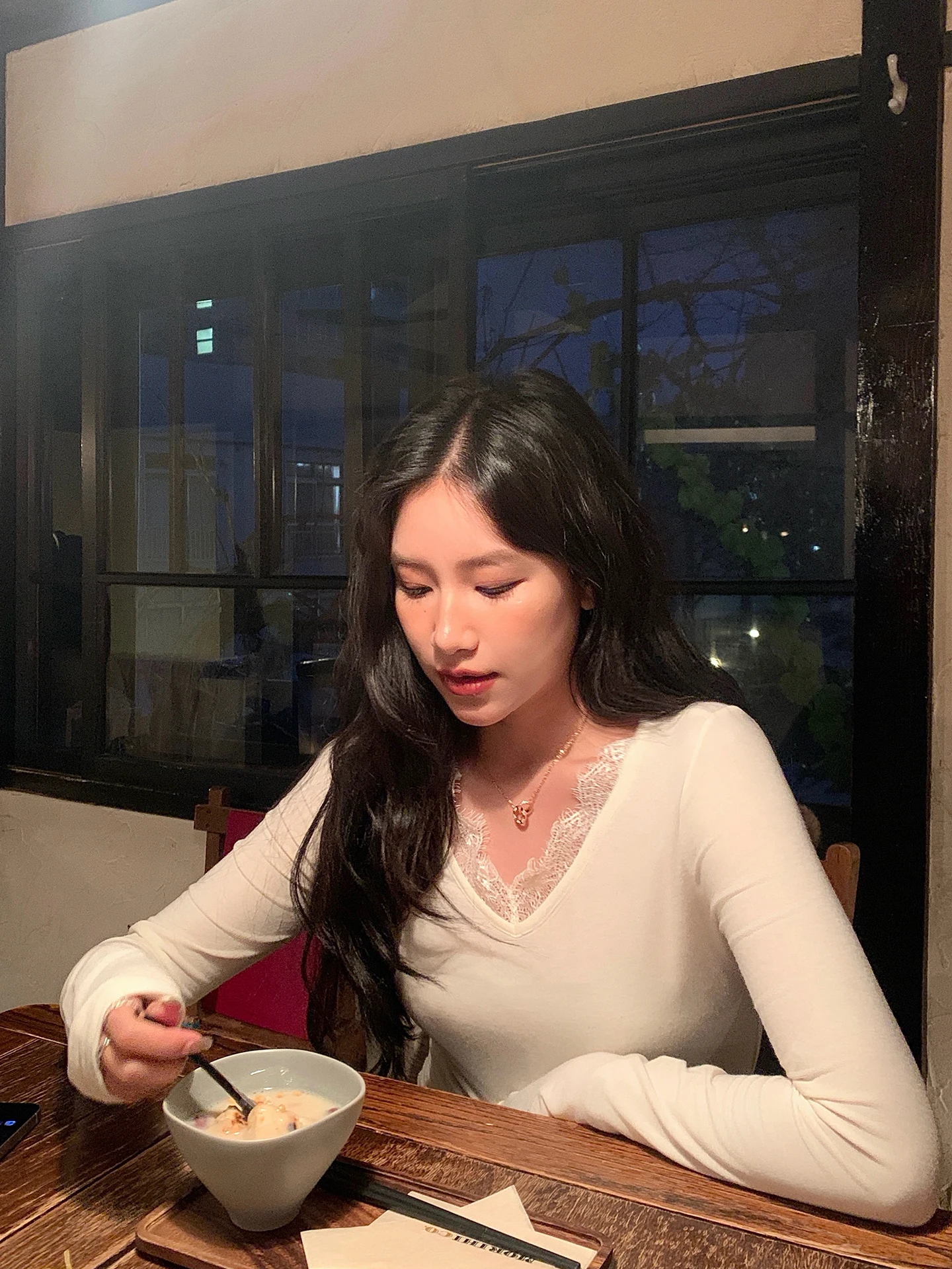 

Мягкая кружевная женская футболка с длинным рукавом и V-образным вырезом DaqianwithU, повседневный трикотажный топ приталенного кроя, однотонный базовый слой, утягивающий эффект