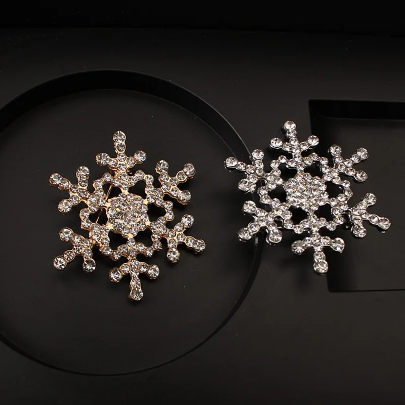 Hot New Fashion Crystal Brooch Winter Ornaments Christmas Snowflake Brooch Pretty Snow Corsage Pin