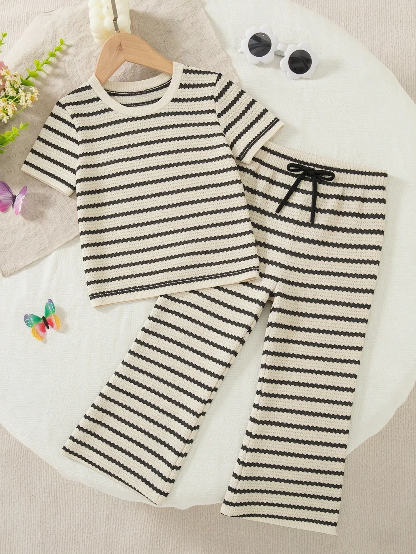 Kinder-Streifenkleidungsset Lässig Elegantes Rundhals-Kurzarm-T-Shirt mit Hose mit Elastischem Taillenriemen – Detail 3