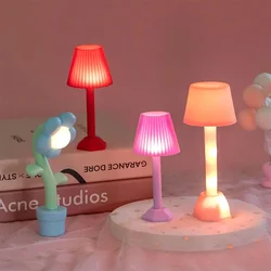 Gran oferta 1:12 casa de muñecas en miniatura LED luz nocturna lámpara de pie Mini lámpara de escritorio iluminación del hogar modelo decoración juguete accesorios para casa de muñecas