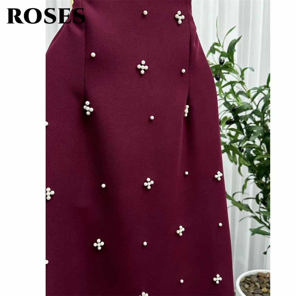 ROSES Burgunderrote Ballkleider, schulterfreies Ballkleid mit Rüschenbesatz und Perlenkreuzverzierungen, Gala-Kleider nach Maß