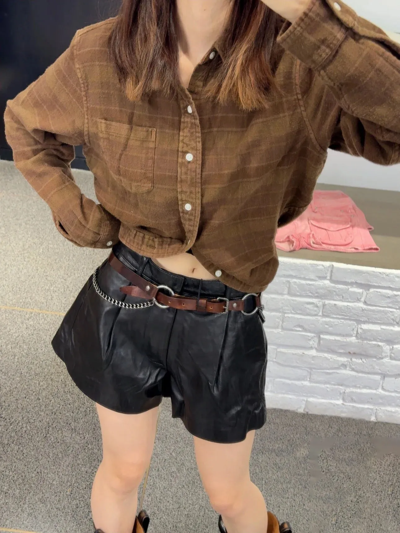 

Новая рубашка в клетку с лацканами в стиле ретро и однобортным дизайном кармана на осень 2025 года — повседневный топ с длинными рукавами.