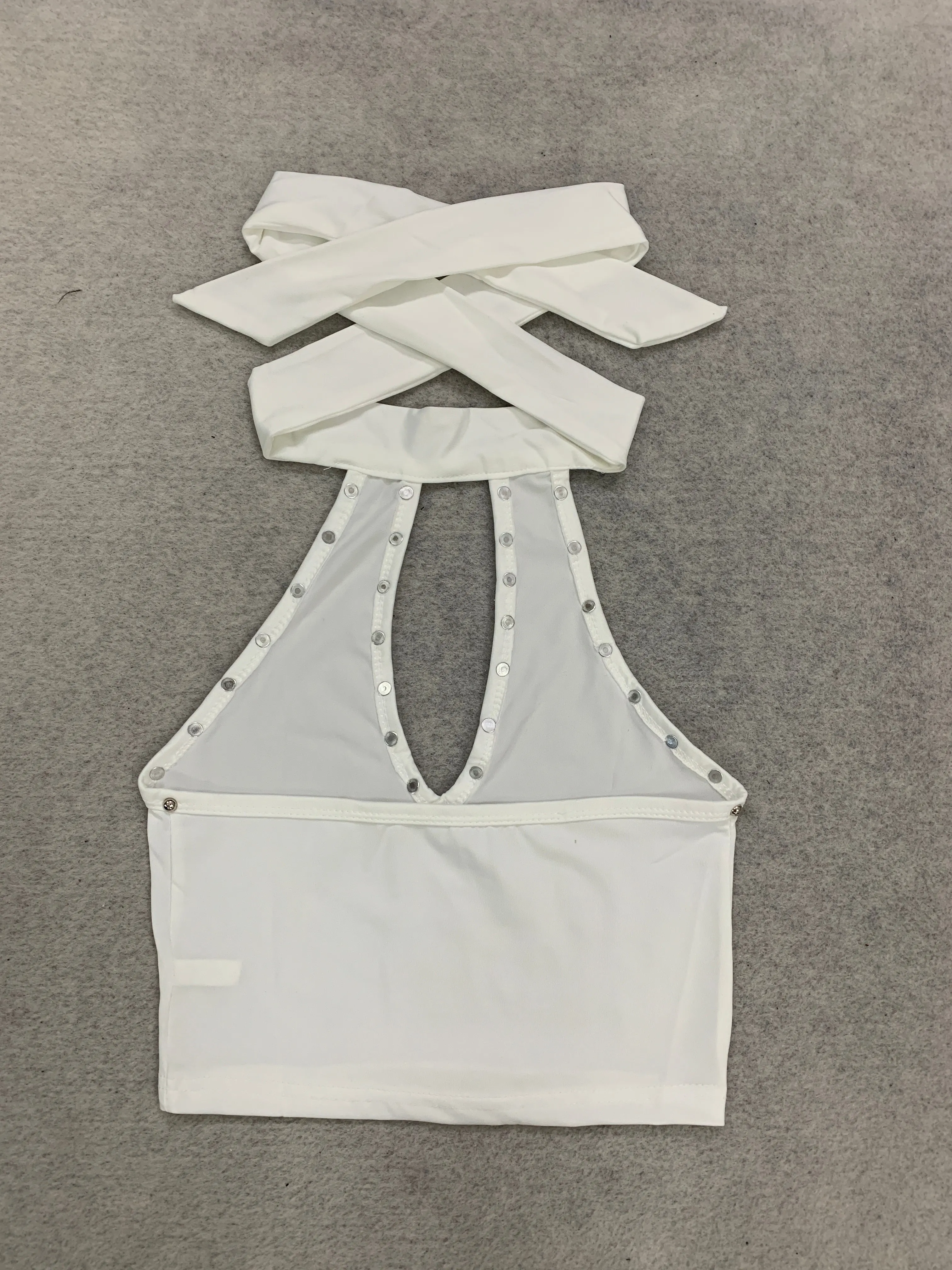 Subkultur-Punk-Stil, Nieten-Design, hängender Hals, rückenfreies, kurzes, hohles, ärmelloses, schmales, heißes Mädchen-Sling-Top. – Detail 15