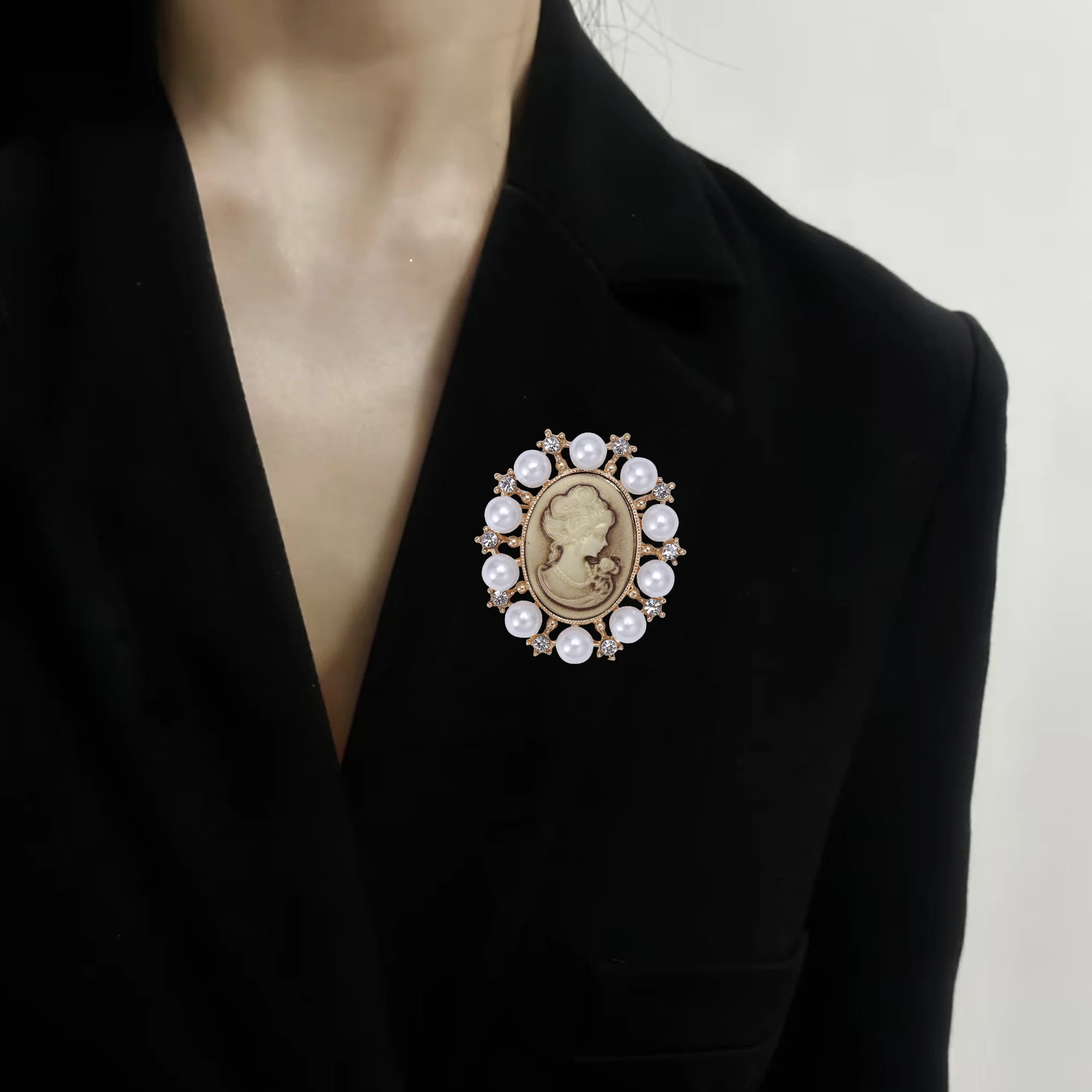 Beaut&Berry Trendy Pearl Beauty Head Brooches for Women Unisex Creativity Pins Casual Party Jewelry Accessories Gifts Decoration
