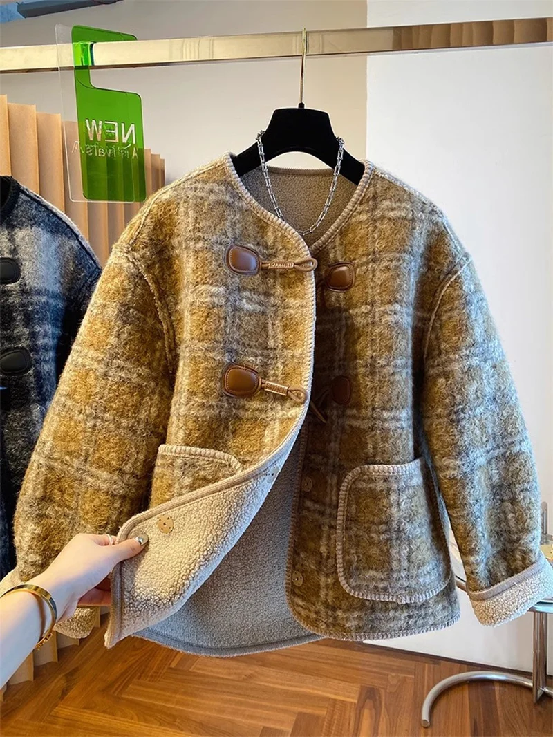 

Design Sense Contrasting Plaid Lamb Wool Coat For Women 2025 Winter AndNew Loose And Thick Cow Horn Button Woolen Fashion Coat