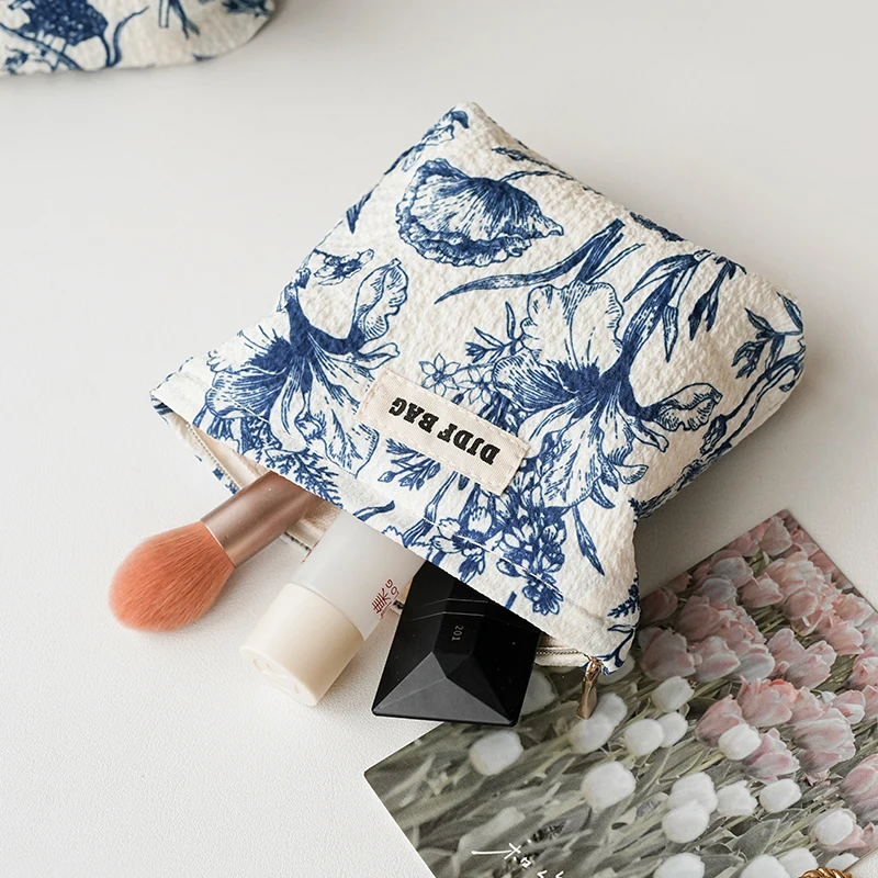 Blue and white porcelain painting style women\'s cosmetic bag, small cosmetics storage bag, zipper, portable travel toiletry bag