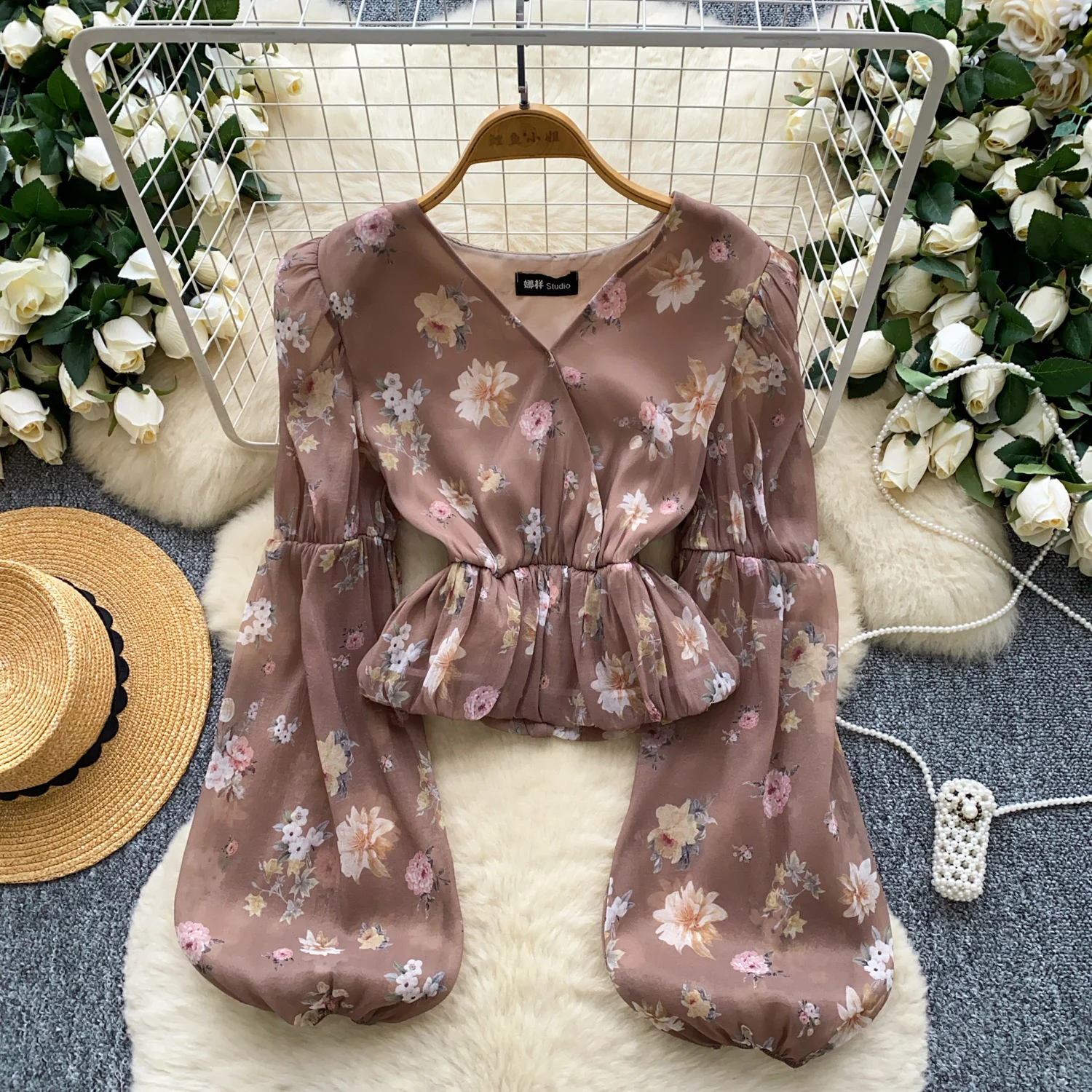 Bluzka vintage z nadrukiem, dekolt w serek, siateczka, długi rękaw, dopasowana, elegancka, modna, seksowna koszula damska, odzież damska.