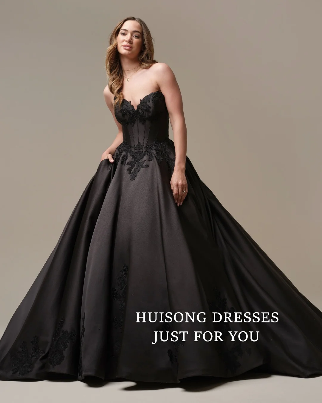 

HUISONG Customized Gothic Black Satin Wedding Dresses Lace Appliques Sweetheart Sleeveless A-Line Bridal Gown suknia ślubna