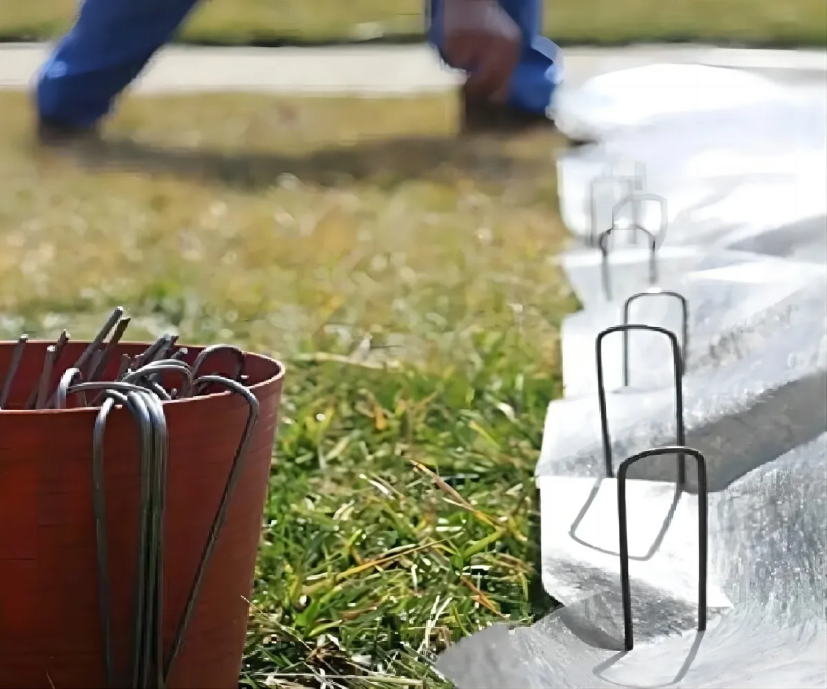 50 Stück Landschaftsklammern, U-förmige Gartennadeln, Gartenpfähle, Heftklammern, robuste Garten-Rasen-Zeltpfähle, sichernde Heringe für Unkrautba – Detail 1