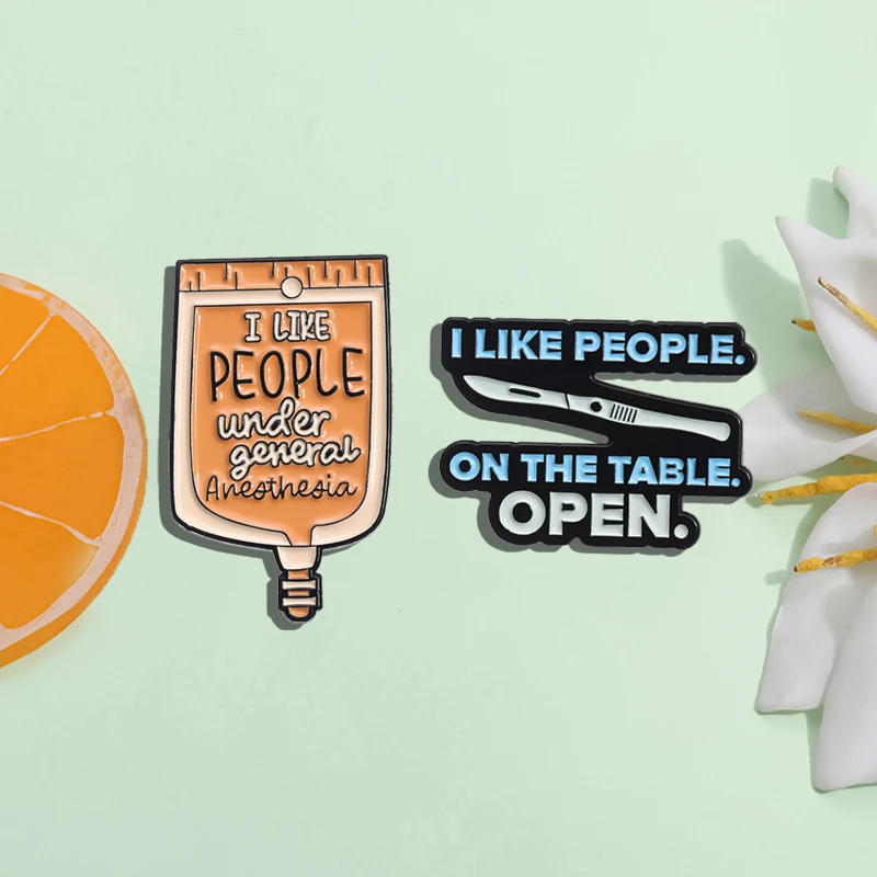 أنا أحب الناس على الطاولة المفتوحة المينا دبوس مضحك فارس دبابيس معدنية التلبيب على ظهره شارة مجوهرات هدايا لطبيب التخدير