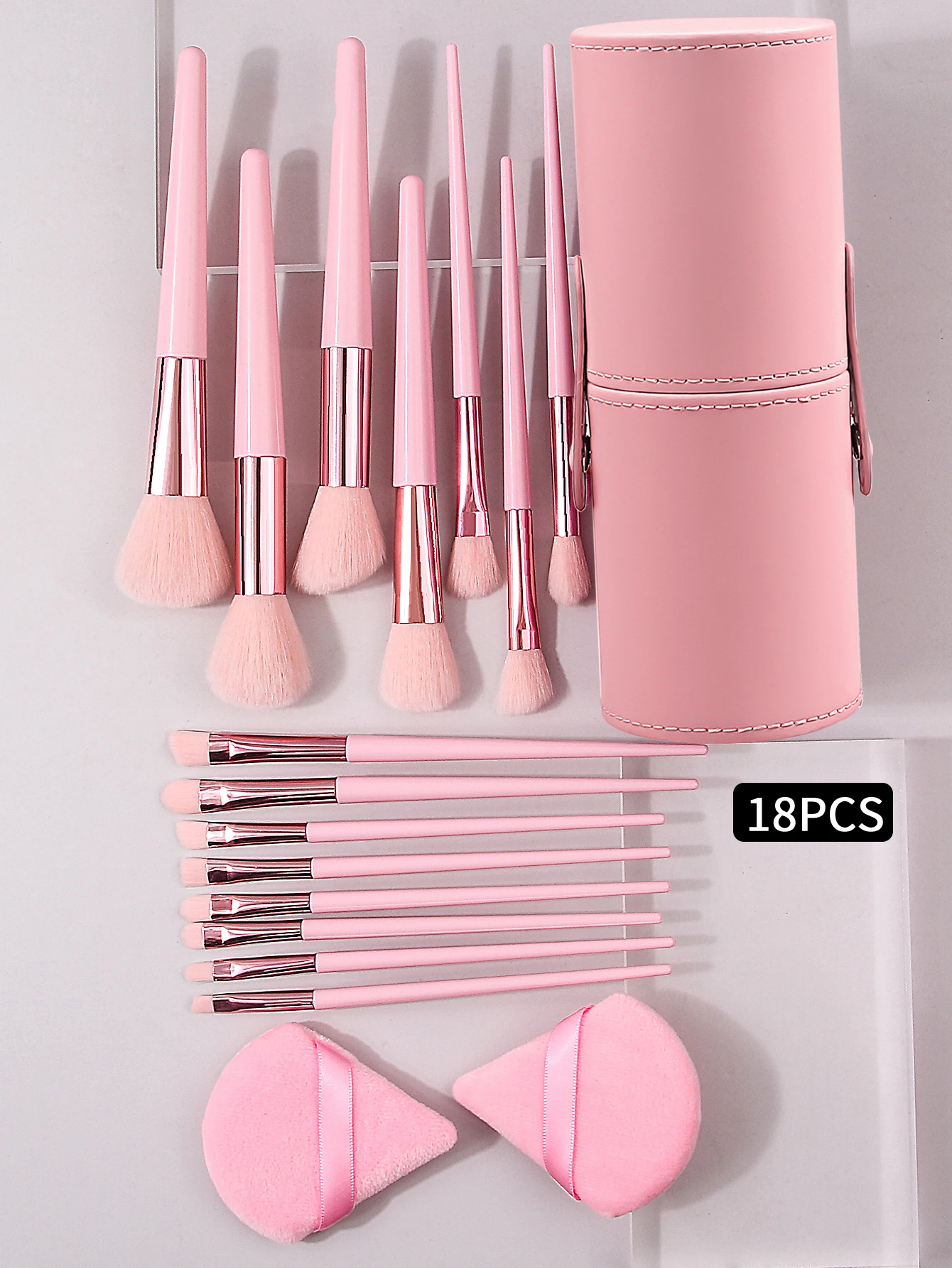 18本の桜パウダーメイクブラシセットには、メイクブラシ収納バケツとパウダーパフ2個が付属しています。