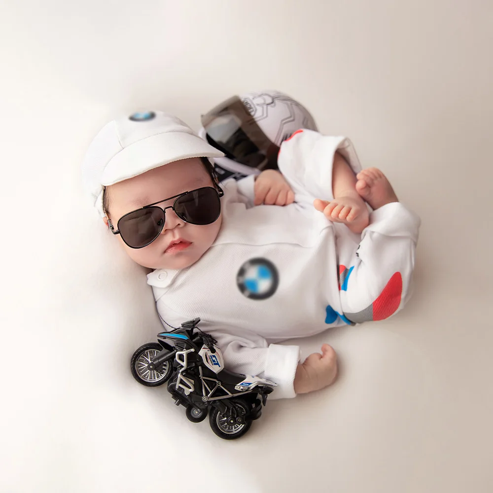 Baby Boy Newborn Photography stroje F1 wyścigowe kostiumy capki motocyklowe kask fajny chłopak Studio rekwizyty fotograficzne noworodka