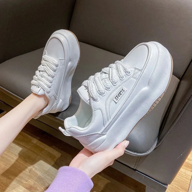 Scarpe rialzate con suola spessa da donna da 5.5cm nuove scarpe sportive piatte per studenti versatili di moda coreana scarpe Casual di tendenza