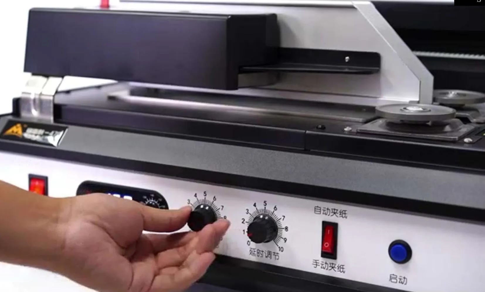 Máquina automática de encadernação de livros de mesa com cola quente 120-180 livros/hora de 45 mm de espessura alimentada por eletricidade