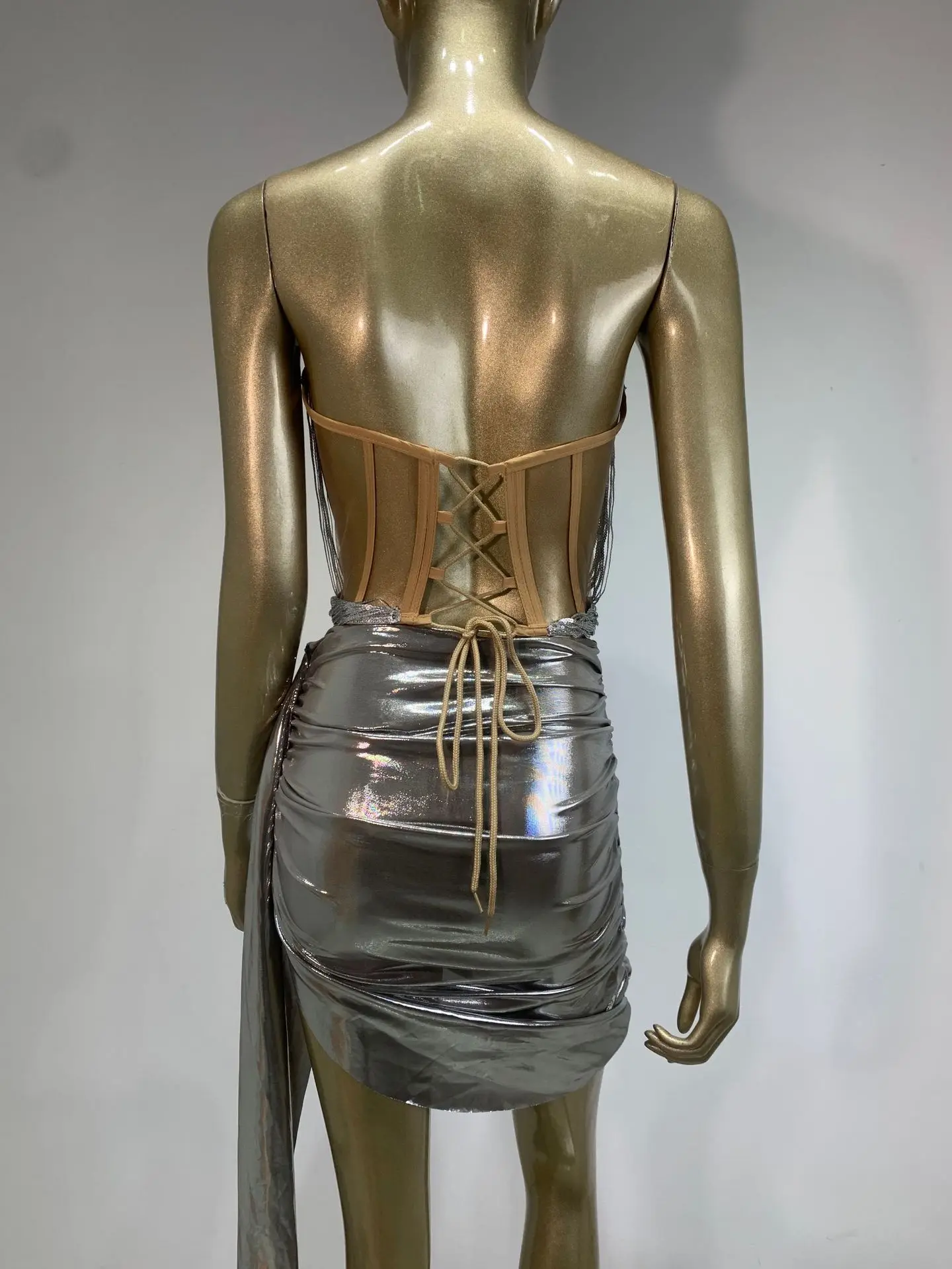 ผู้หญิงหรูหราชุดปาร์ตี้ Silver Strapless Bustier Top และกระโปรงมินิผลกําไรในรอบ 2 ชิ้นชุดชุดราตรีไนท์คลับเครื่องแต่งกาย