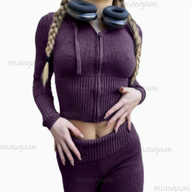 

Модный женский комплект из двух предметов: укороченный топ с капюшоном на молнии и длинными рукавами из рубчатого трикотажа, облегающие брюки с высокой талией на резинке.