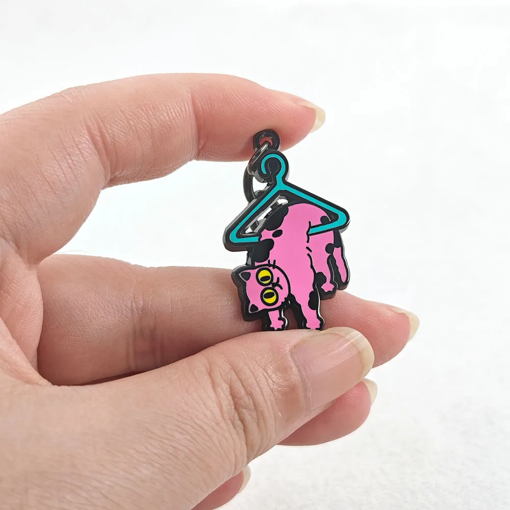 Lustiger „Hang in There“ Katzen-Schlüsselanhänger, rosa Kätzchen am Anhänger, niedlicher Meme-Metall-Schlüsselring, Rucksack-Ornament, motivierender Schmuck. – Detail 4