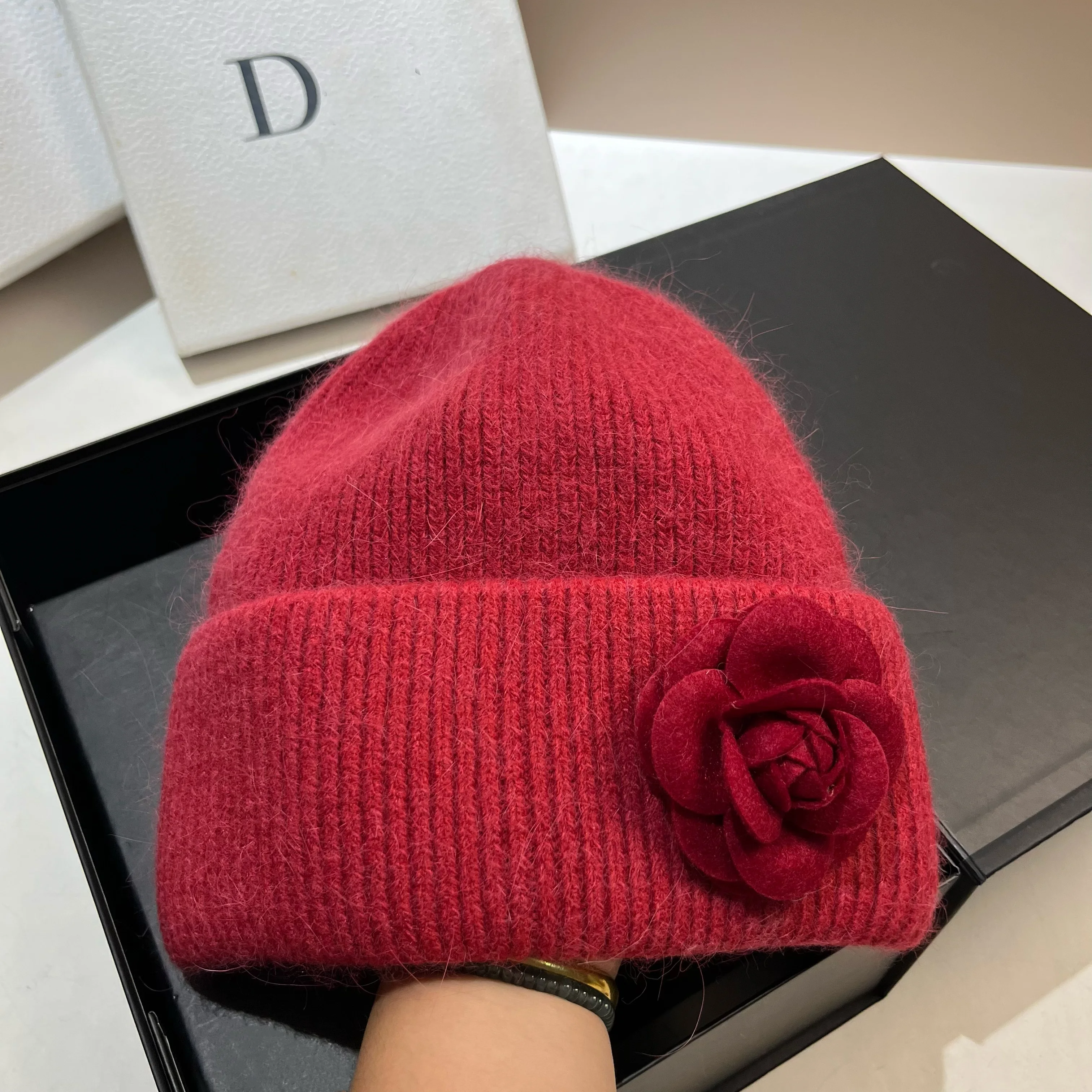 French Hepburn socialite Feng Shan Camellia pullover woolen hat for winter, soft and warm rabbit hair knitted hat for warmth