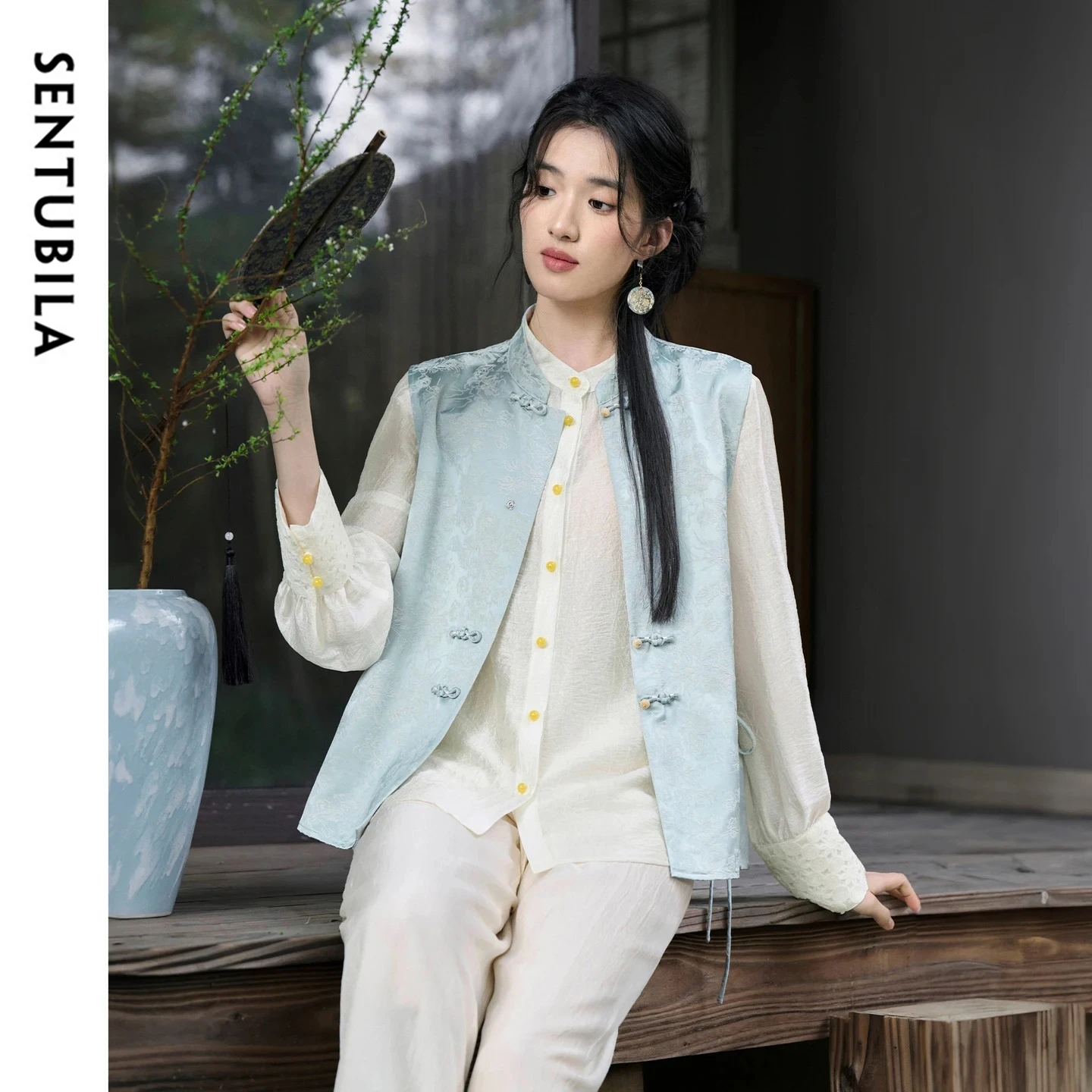 

SENTUBILA Women's Waistcoat 2026 Spring Chinese Knot Button Side Lace Up Stand Neck Jacquard Vest Casual Loose Coat 161JE4929