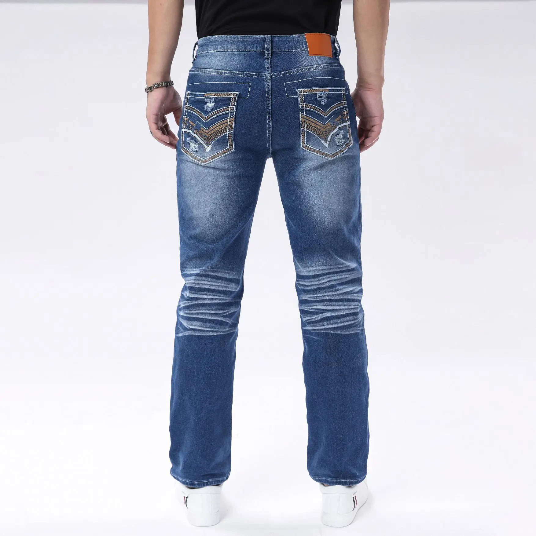 بنطال جينز رجالي جديد قابل للتمدد ومريح من قماش الدنيم بأرجل مستقيمة مع شعيرات قطة زرقاء مطرزة بقصة ضيقة على الجيب الخلفي