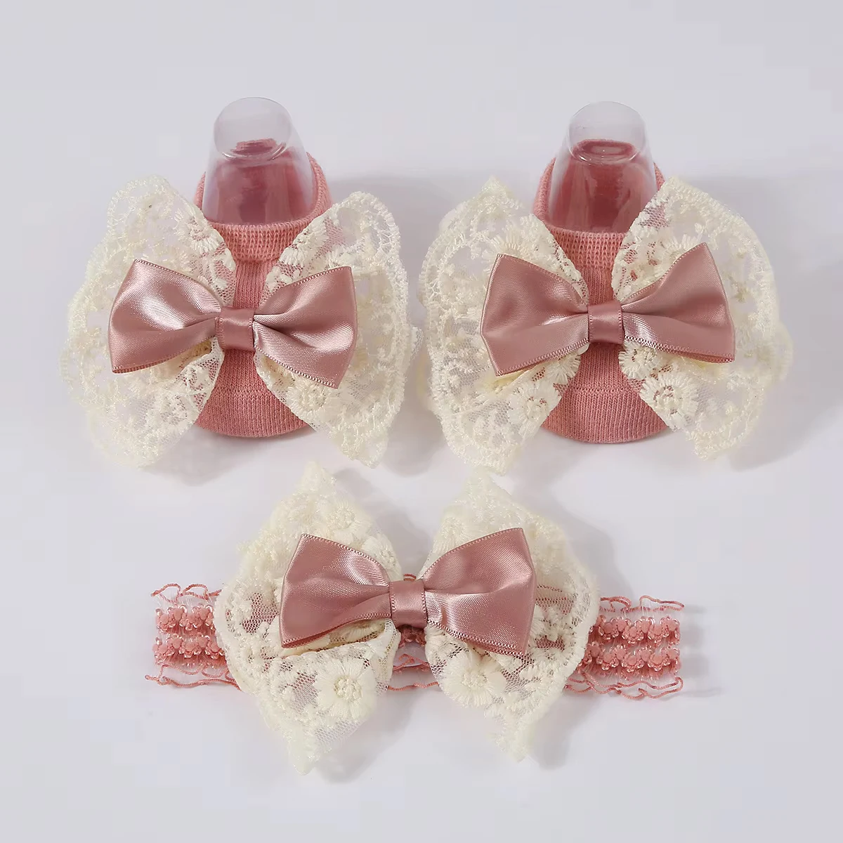 

3 шт., комплект носков с повязкой на голову и бантом для маленьких мальчиков и девочек, эластичная повязка для волос с кружевным принтом и бантом, тюрбан, однотонные мягкие носки, детские аксессуары