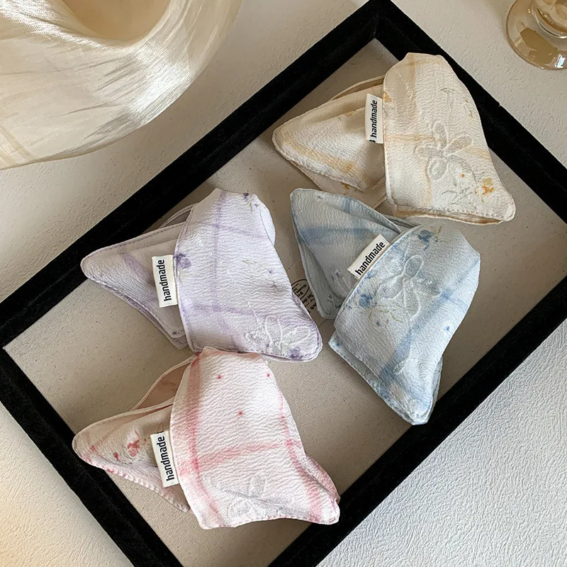 

Elegant Triangle Fabric Hair Clip with Fresh Floral Print, Korean-Style Non-Slip Hair Accessory for Women