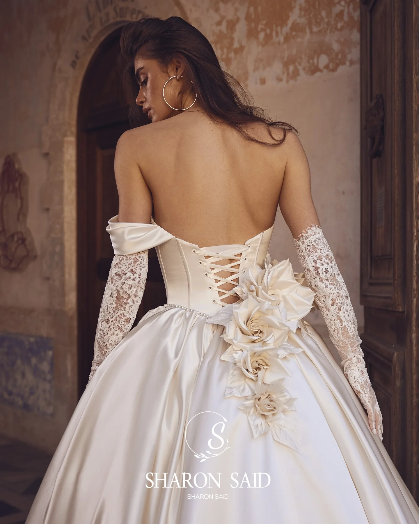 Sharon Said Elegancka suknia ślubna 3D Flowers Pearl Satin Off White 2025 Gorset bez ramiączek Suknia balowa Suknie panny młodej SW083 Dostosowane