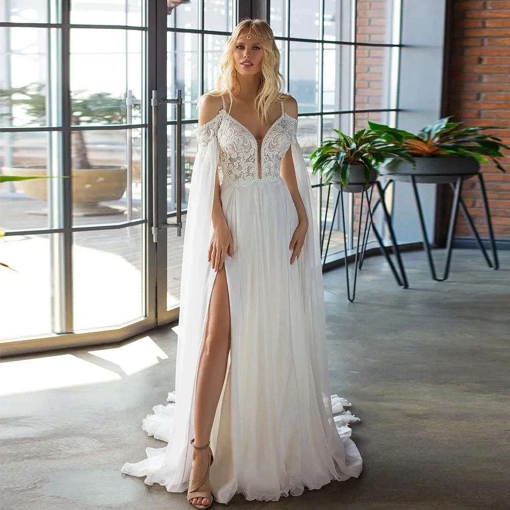 Vestido de Novia Boho Blanco con Cuello en V, Corte en A, Apliques, Tirantes Espagueti, Manga Capa, Abertura Lateral Alta, Cola de Gasa