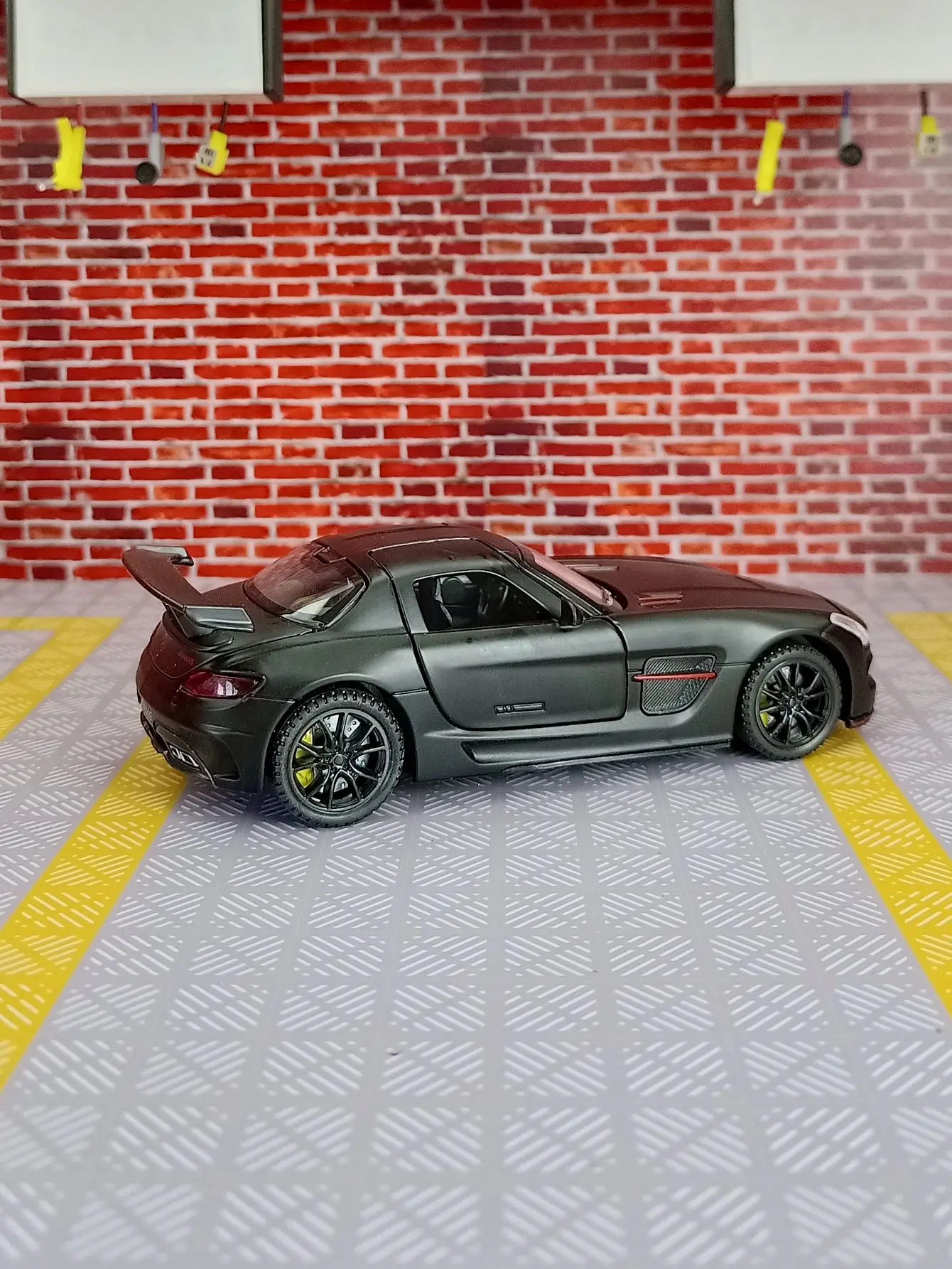 1:32 Mercedes Benz SLS Model Car Toy Alloy Body Doors Opened Sound Light Pull Back Off-road Vehicle Models Simulation Ornaments