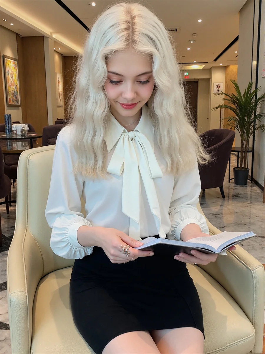 Luźne białe koszule, stylowe bluzki z długim rękawem, odzież damska, trend 2025, letni streetwear, satyna, metaliczny colorblock, nowy, dopasowany krój.