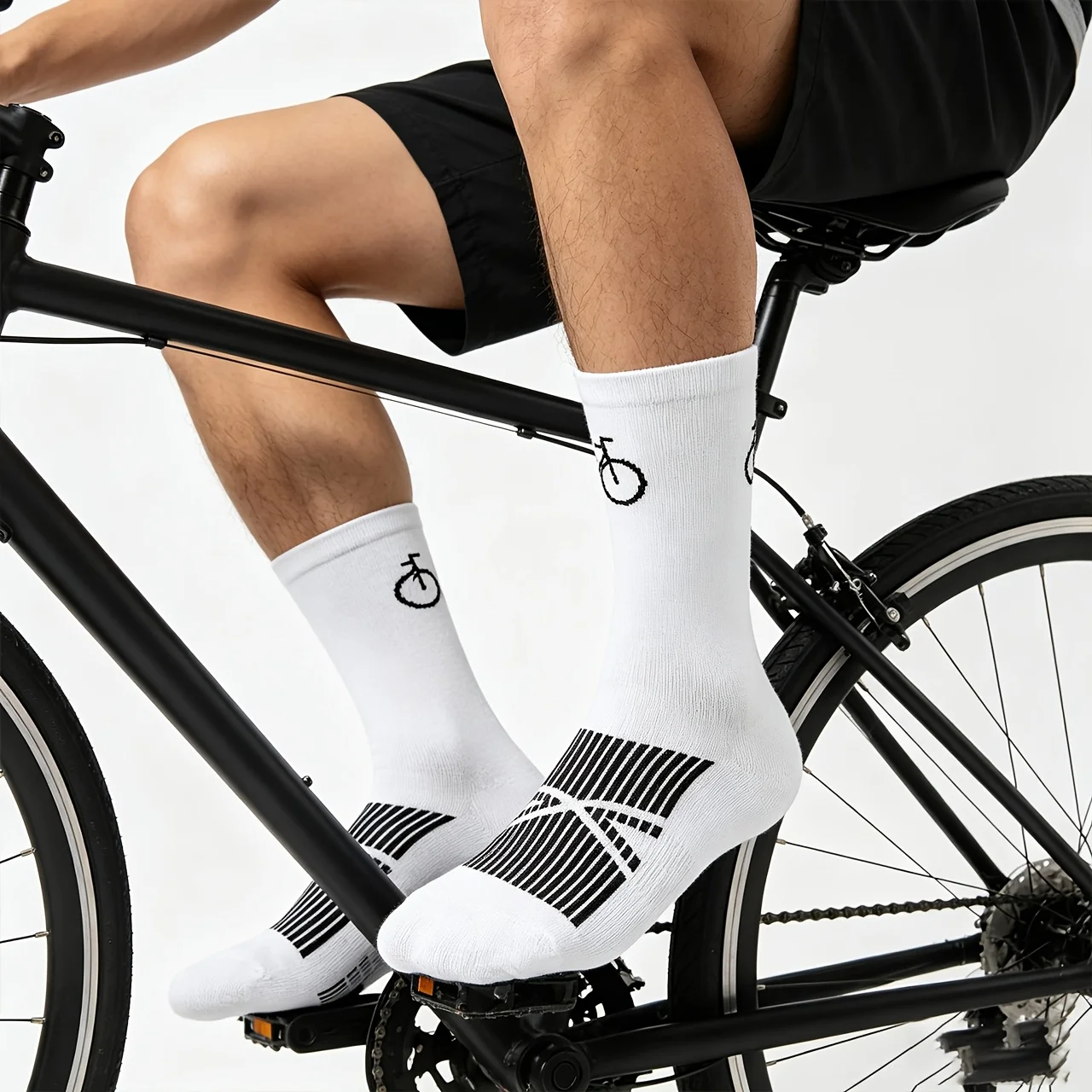 

1 Pair Men's Black And White Color Blocked Fashionable Bicycle Pattern Versatile Sweat Absorbing And Odor Proof Sports Socks