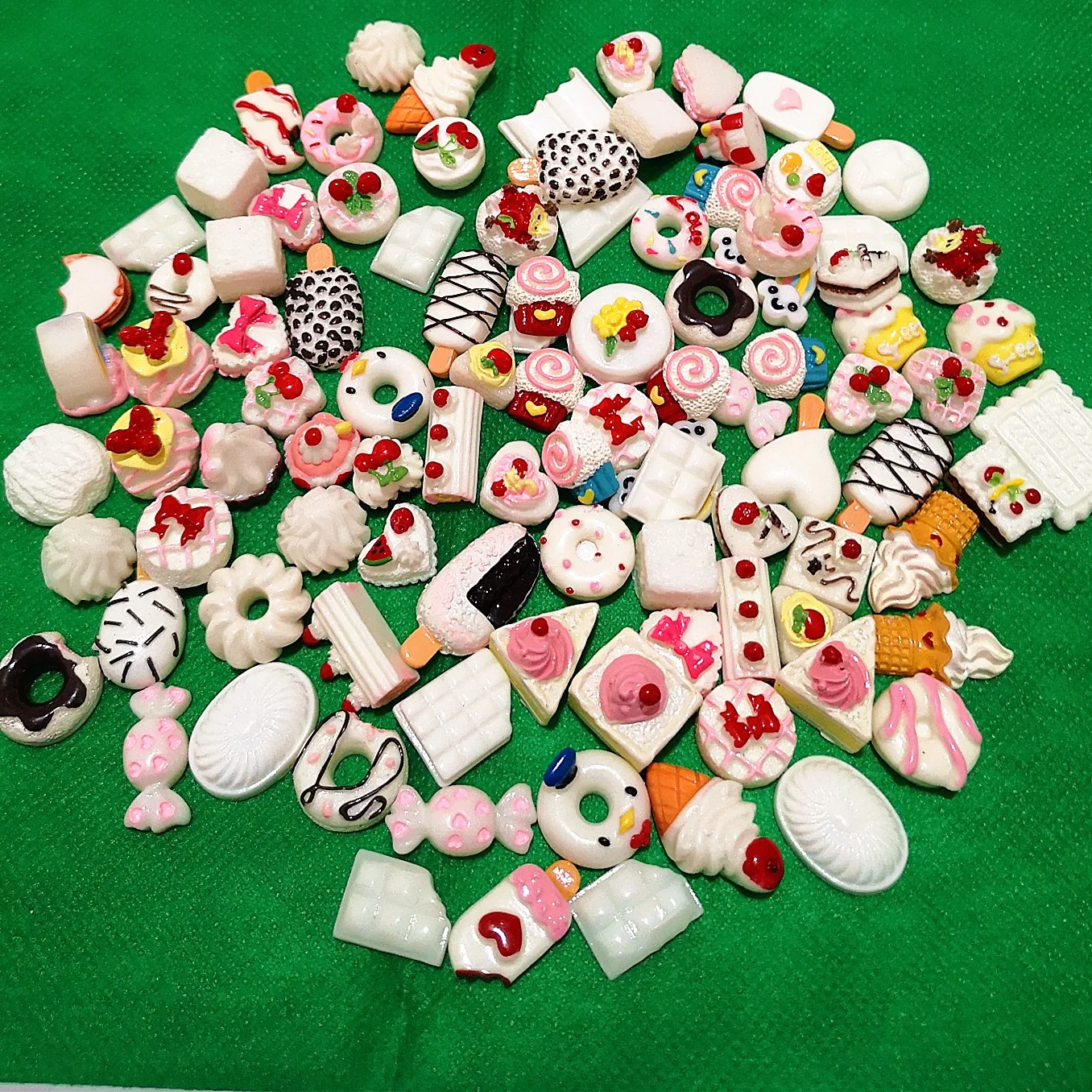10 Stück Keks Donuts Süßigkeiten Kuchen Harz mit flacher Rückseite Charms Cabochons Mini Figur Puppenhaus Miniatur Handwerk Haarschmuck Mädchen – Detail 8