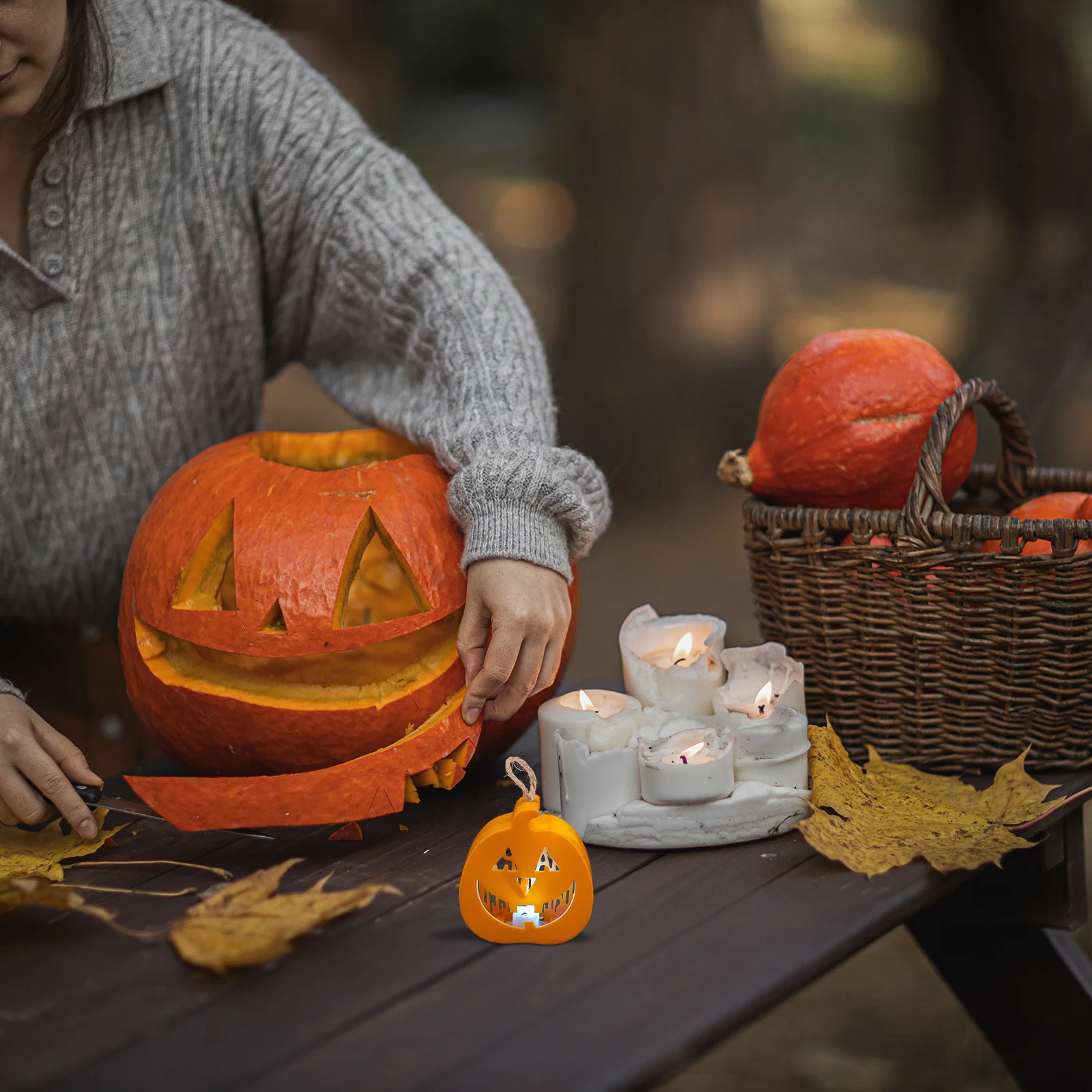 

4Pcs Halloween LED Skull Light Creative Handheld Lamp Party Decoration Tabletop Decor Operated Holiday Gift