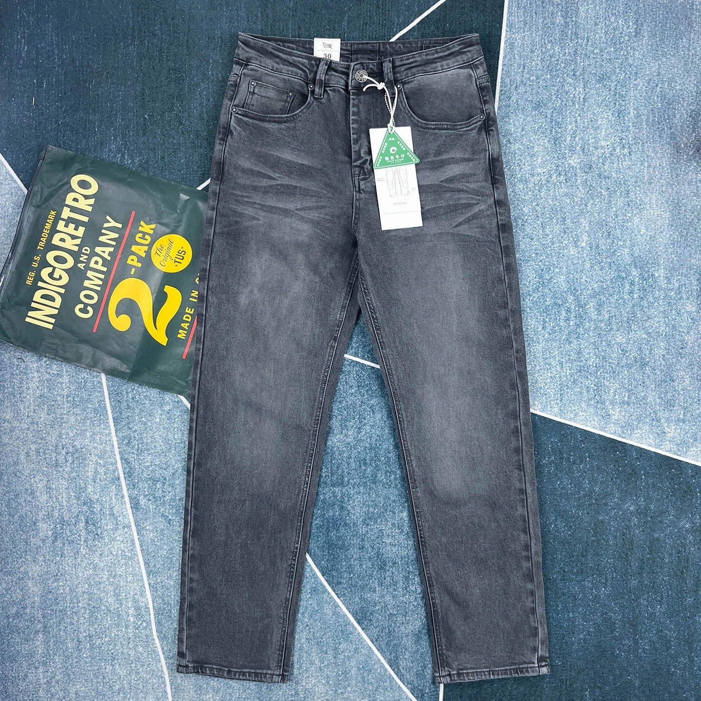 

Мужские узкие прямые джинсы в американском ретро-стиле, дымчато-серые, с эффектом потертости.