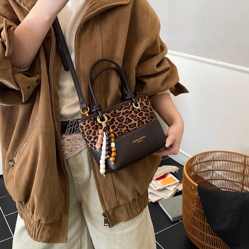 

Новые стильные универсальные женские сумки на молнии 2026 года: креативные модные молодежные сумки через плечо и кроссбоди из искусственной кожи с комбинированными вставками