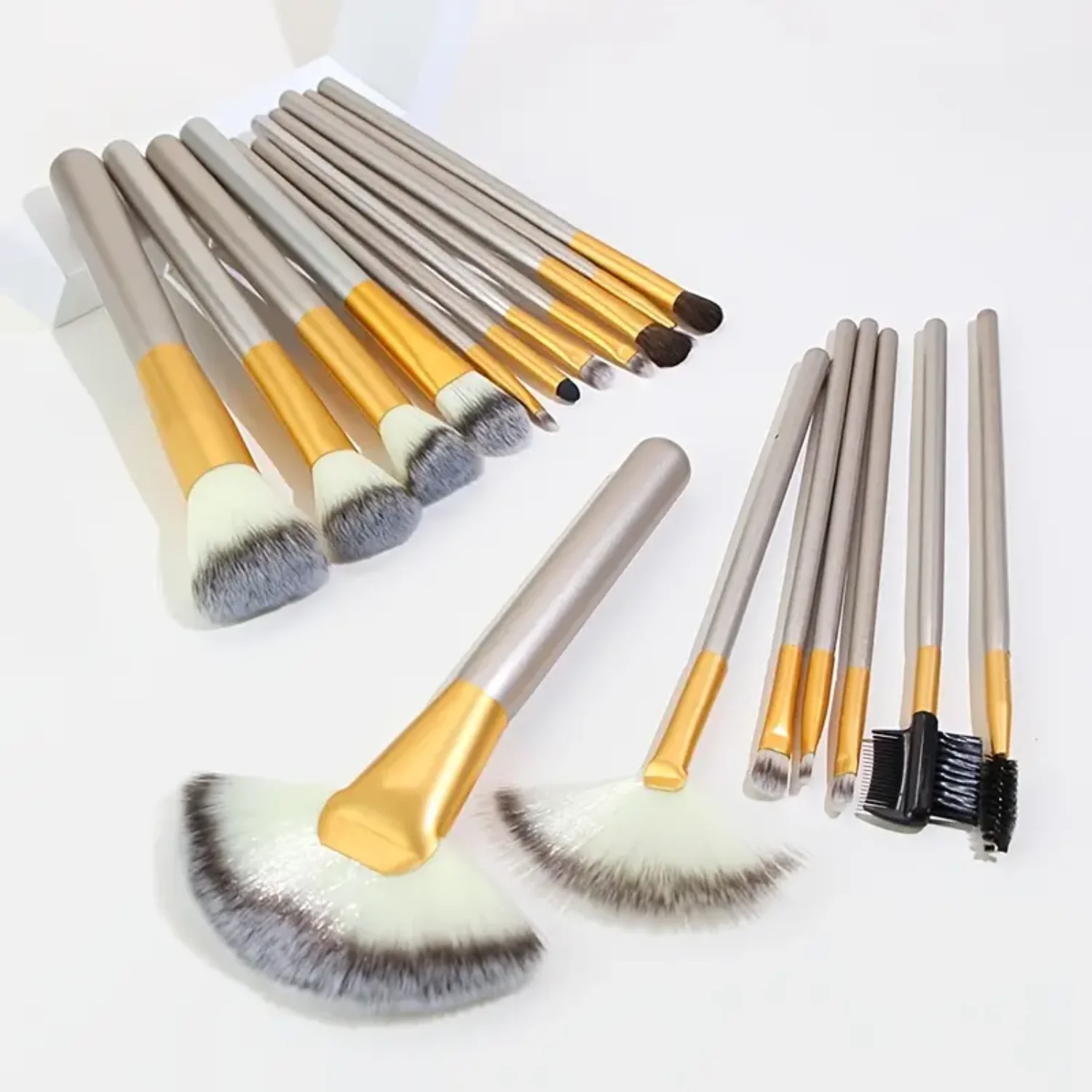 18 Pcs Premium Synthetic Makeup Brushes Set for Foundation, Concealer, Eyeshadow, Blush - Silvery Make Up Brushes Liner brush