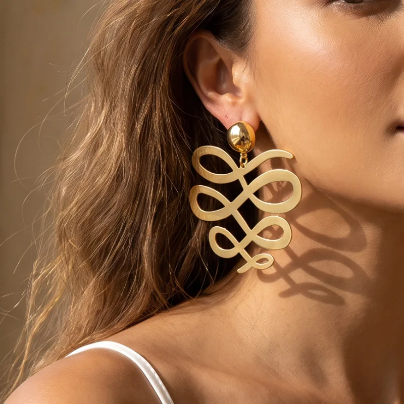 Wind letter earrings, gold hollow design, high-end earrings, fashionistas must enter 688 wholesale