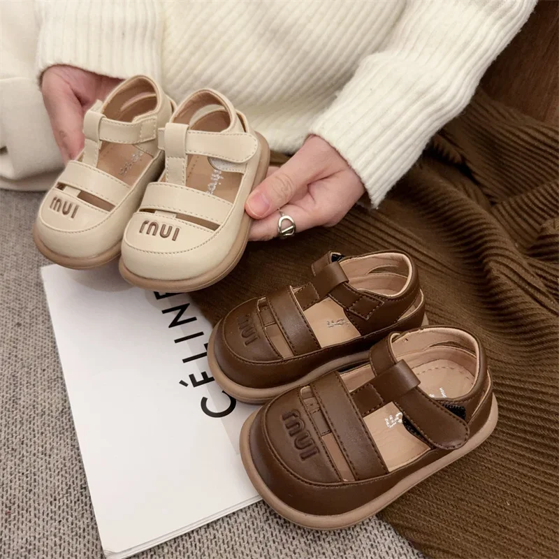 

Classic letter pattern decoration baby lightweight and comfortable beach sandals 2025 summer boys and girls' walking shoes