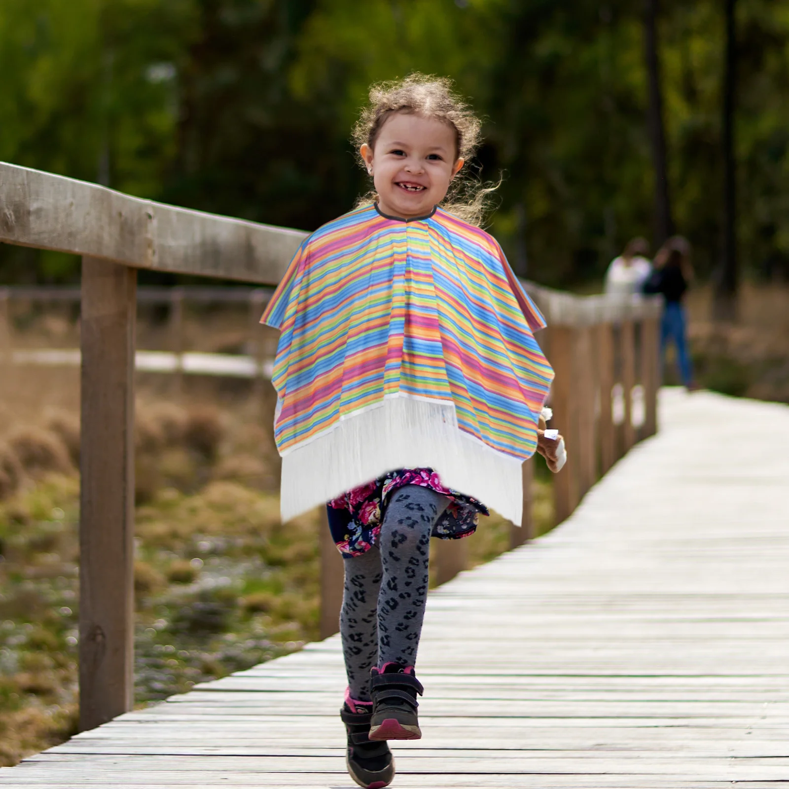 

Детский плащ в радужную полоску, свободный размер, модный халат с героями мультфильмов, весенний плащ, удобная детская повседневная одежда