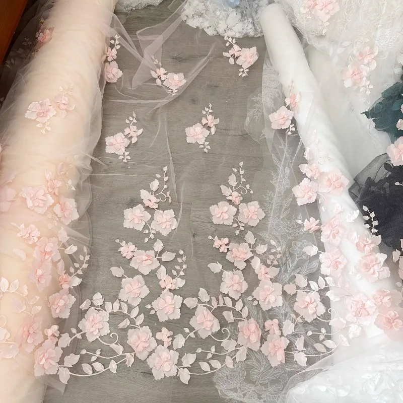 Splendido tessuto di pizzo per abiti da sposa fai da te e abiti da sera con tessuto di design Applique fiore 3D tagliato a misura