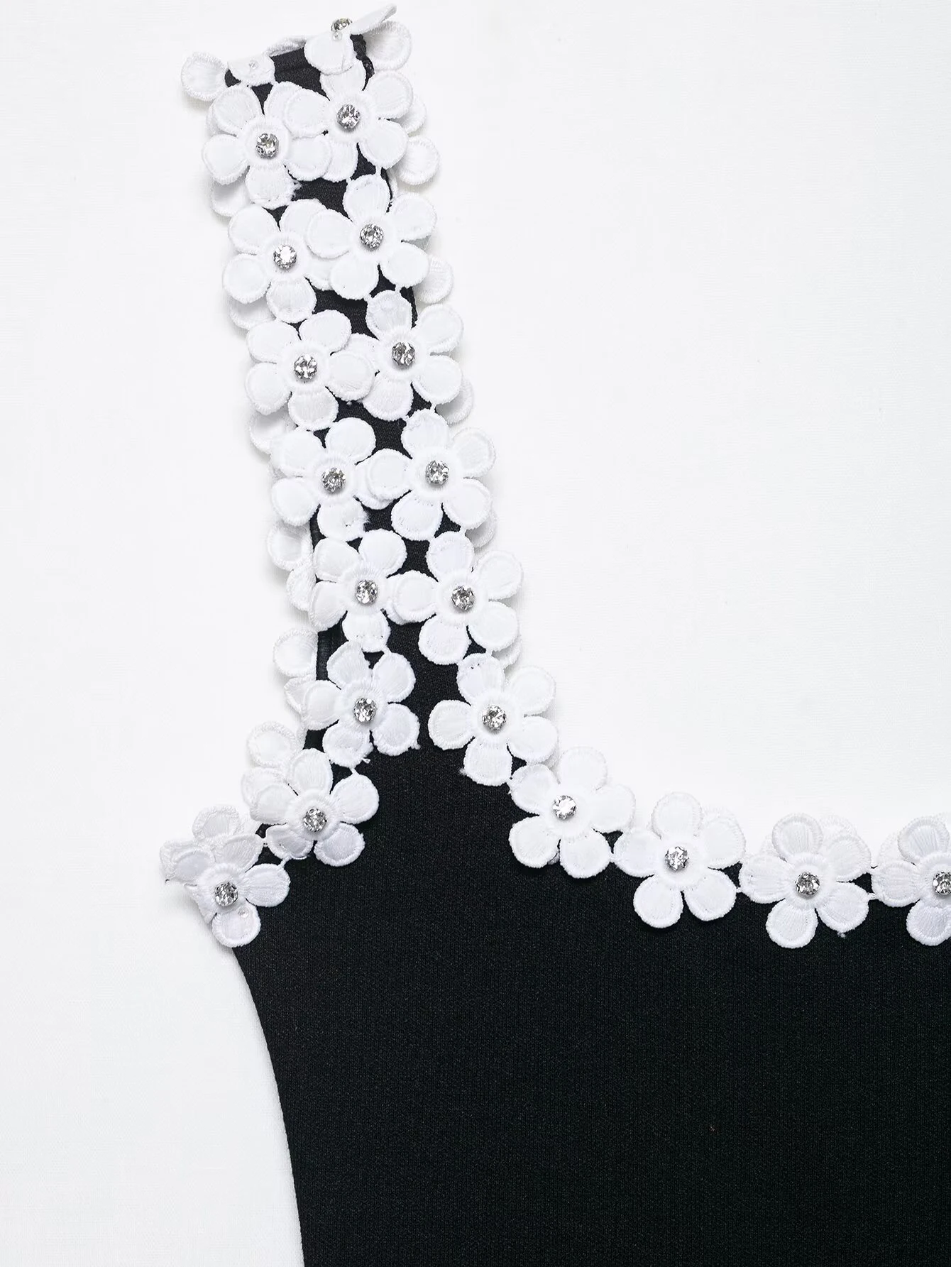 Europäischer und amerikanischer Stil 2025, Herbst, neue Damenbekleidung, Temperament, ärmellos, schmale Passform, mit Blumen befestigtes elastisches Kleid