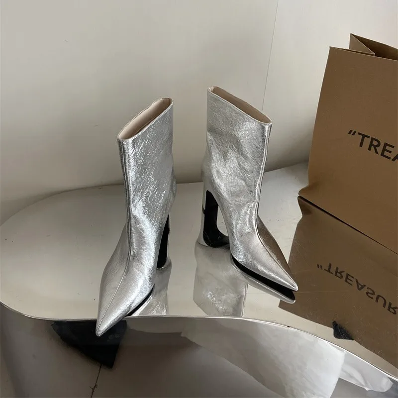 2025 حار بيع خمر براون النساء حذاء من الجلد موضة أنيقة ساحة تو أحذية الخريف الشتاء كعب سميك المرأة الجوارب القصيرة