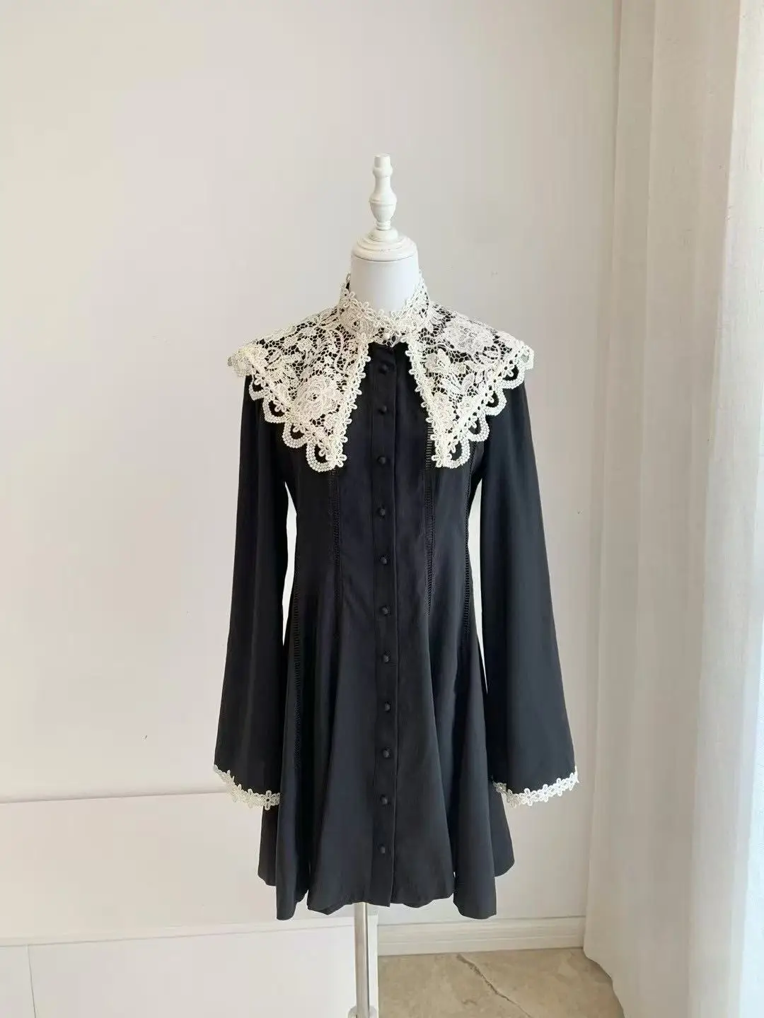 黒のリネンワンピース、白いレースの襟付き、長袖、ファッションミニドレス、秋の新作2025