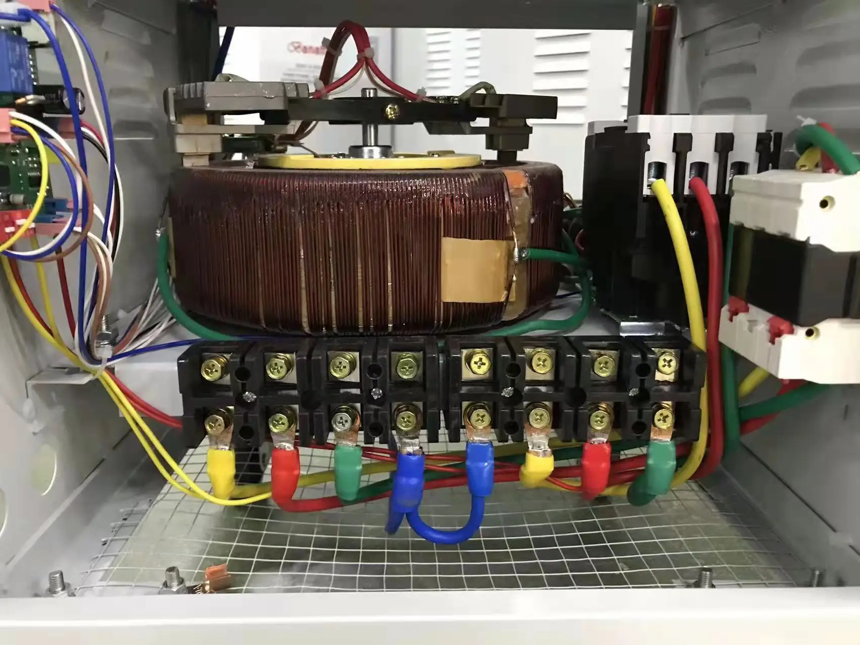 AVR SVC 220 فولت 380 فولت 3 المرحلة محرك سيرفو أوتوماتيكي 20kva مثبت الجهد