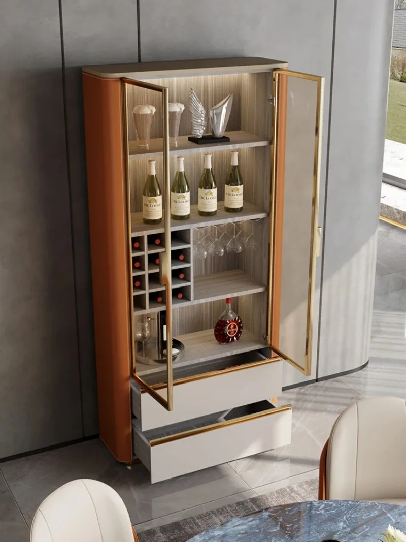 خزانة مشروبات فاخرة خفيفة، غرفة معيشة حديثة، خزانة عرض جدارية منزلية، باب زجاجي راقي، خزانة نبيذ حمراء صغيرة