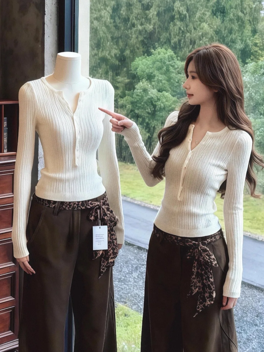 

Белый вязаный женский топ с длинным рукавом и V-образным вырезом на пуговицах, корейский стиль, приталенный крой, базовая модель, весенняя верхняя одежда, модный женский трикотаж