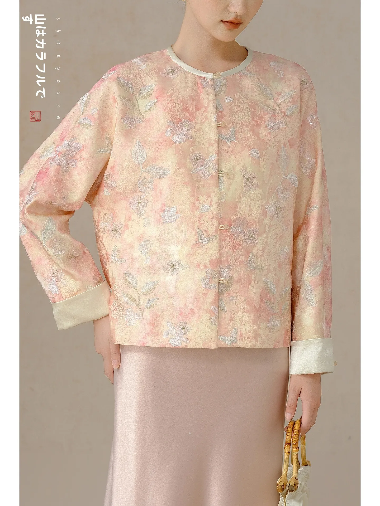 

New Chinese Sle Women's round Ne Embroidered Floral Design Top Coat Matching Versatile Long Sve Loose Fit Autumn Faion