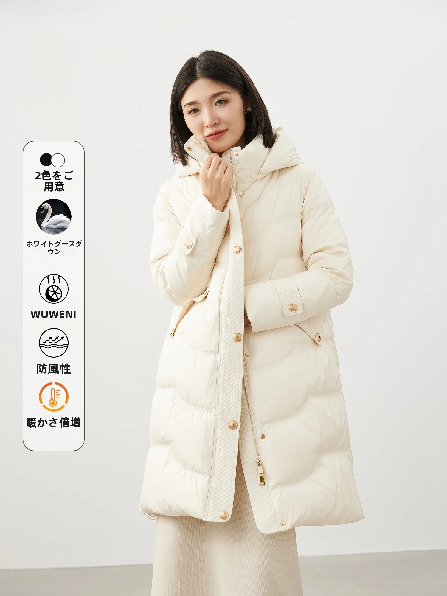 

Обновленная куртка-пуховик из металлизированного материала с синим глазным узором, наполнителем из 90% белого гусиного пуха и съемным капюшоном.