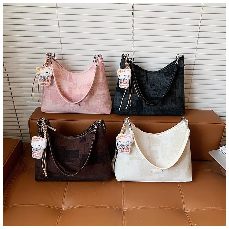 High Density Diaper Bag with Thick Material Resists Tearing and Ensures Long Service Life Span